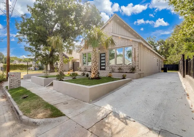 Photo 2 of Single family home for sale at 2726 Carpenter Ave, Dallas, TX 75215 | MLS# 21356216 | Listing updated on 2026-09-14