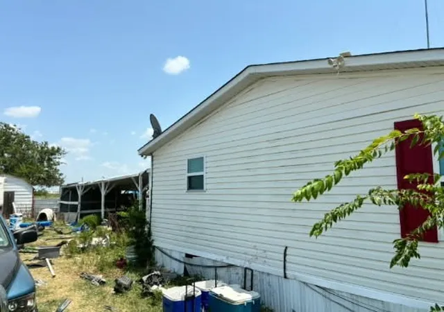 Photo 4 of Manufactured home for sale at 2000 Jasper Blvd, Kaufman, TX 75142 | MLS# 21356253 | Listing updated on 2026-09-28