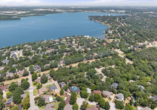 Photo 3 of Sale Pending at 3320 Thorntree Ct, Arlington, TX 76016 | MLS# 21355205 | Listing updated on 2026-09-16
