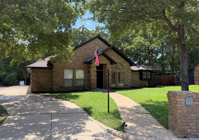 Photo 1 of Single family home for sale at 2200 Sand Creek Ct, Arlington, TX 76006 | MLS# 21356299 | Listing updated on 2026-09-09