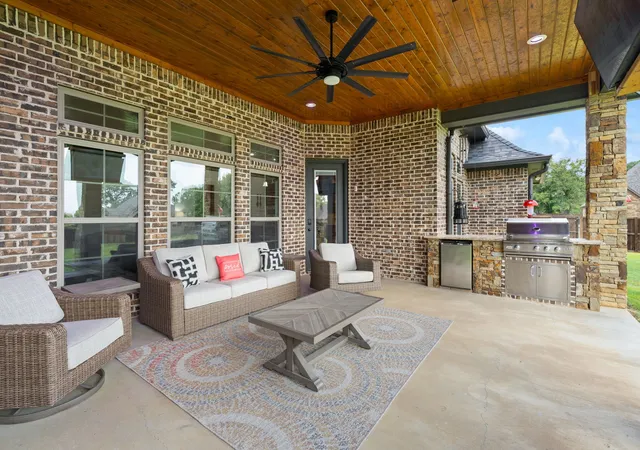 Photo 3 of Single family home for sale at 115 Circle Club Ln, Longview, TX 75602 | MLS# 21355526 | Listing updated on 2026-10-05