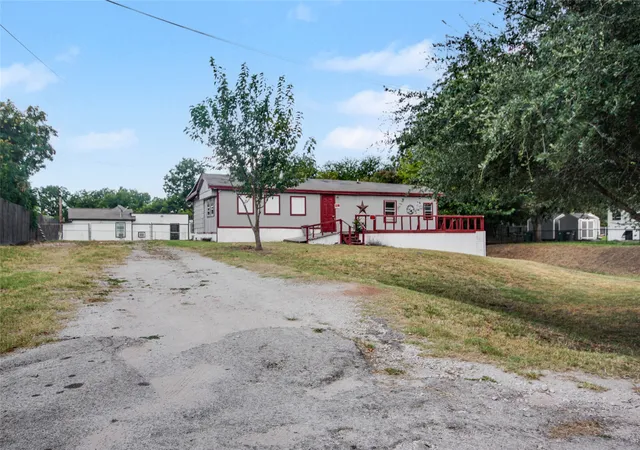 Photo 1 of Land for sale at 121 Pawnee Trl, Weatherford, TX 76087 | MLS# 21356298 | Listing updated on 2026-09-09