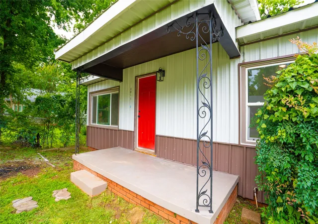 Photo 2 of Single family home for sale at 401 W Carolina St, Palestine, TX 75803 | MLS# 21356370 | Listing updated on 2026-10-06