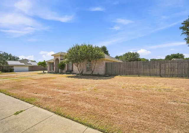 Photo 3 of Single family home for sale at 760 S Ridge Dr, Midlothian, TX 76065 | MLS# 21346868 | Listing updated on 2026-10-06