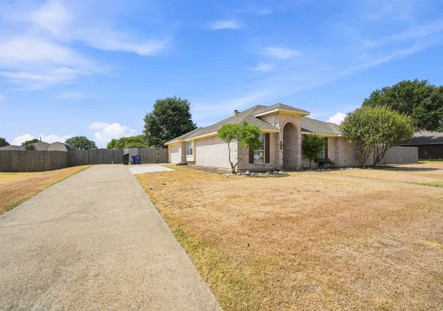 Photo 4 of Single family home for sale at 760 S Ridge Dr, Midlothian, TX 76065 | MLS# 21346868 | Listing updated on 2026-10-06