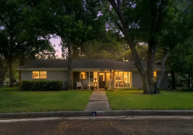 Photo 2 of Single family home for sale at 6951 Pinon St, Fort Worth, TX 76116 | MLS# 21355025 | Listing updated on 2026-09-14