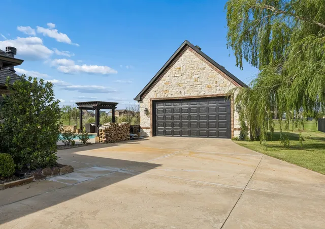 Photo 3 of Sale Pending at 2585 Wincrest Dr, Rockwall, TX 75032 | MLS# 21356568 | Listing updated on 2026-10-01