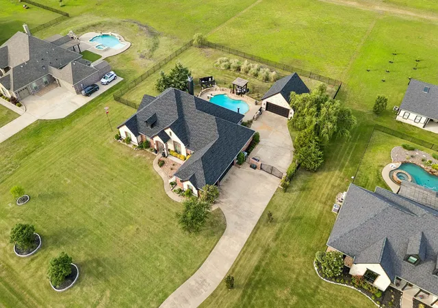 Photo 1 of Sale Pending at 2585 Wincrest Dr, Rockwall, TX 75032 | MLS# 21356568 | Listing updated on 2026-10-01