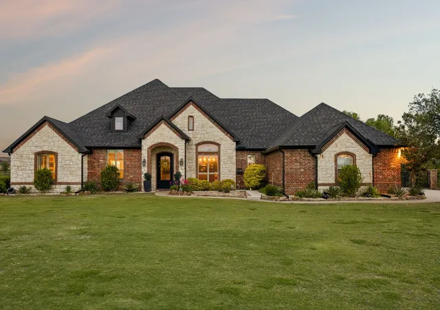 Photo 2 of Sale Pending at 2585 Wincrest Dr, Rockwall, TX 75032 | MLS# 21356568 | Listing updated on 2026-10-01