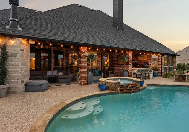 Photo 3 of Sale Pending at 2585 Wincrest Dr, Rockwall, TX 75032 | MLS# 21356568 | Listing updated on 2026-10-01