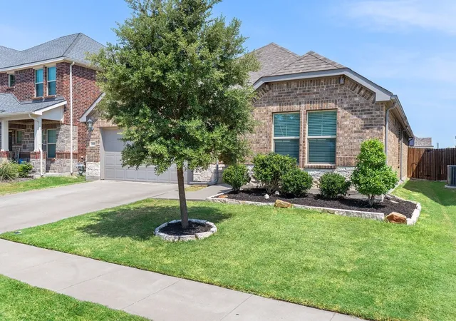 Photo 2 of Sale Pending at 309 Edmund Ln, Rockwall, TX 75087 | MLS# 21356651 | Listing updated on 2026-09-27