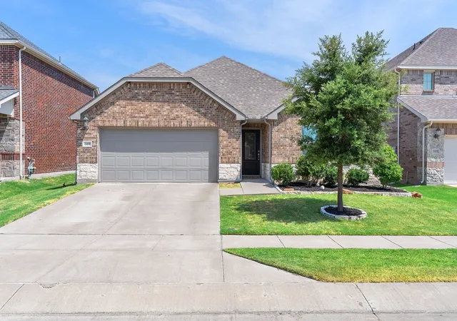 Photo 3 of Sale Pending at 309 Edmund Ln, Rockwall, TX 75087 | MLS# 21356651 | Listing updated on 2026-09-27