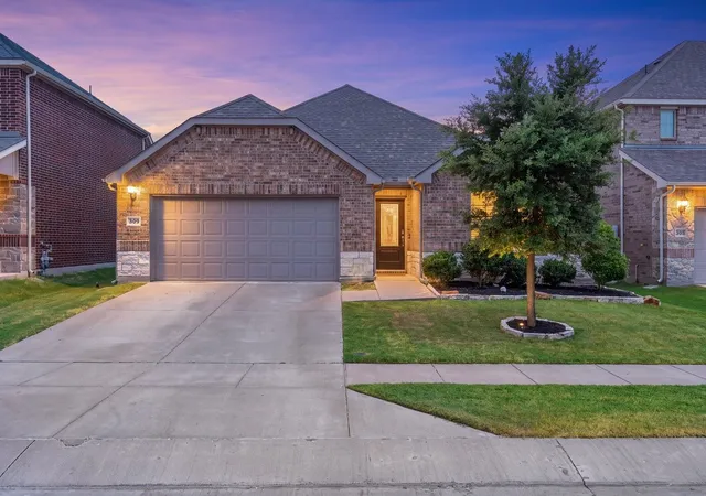 Photo 3 of Sale Pending at 309 Edmund Ln, Rockwall, TX 75087 | MLS# 21356651 | Listing updated on 2026-09-27