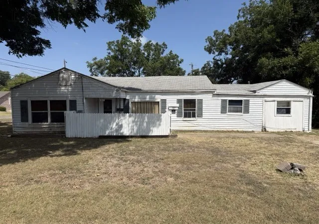 Photo 2 of Single family home for sale at 3815 Beverly Dr, Waco, TX 76711 | MLS# 21356683 | Listing updated on 2026-09-10