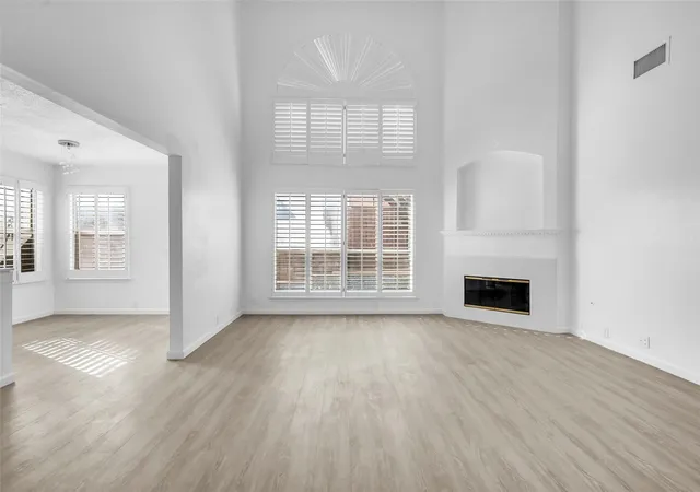 Photo 3 of Sale Pending at 5310 Vista Verde Dr, Arlington, TX 76017 | MLS# 21356440 | Listing updated on 2026-09-14
