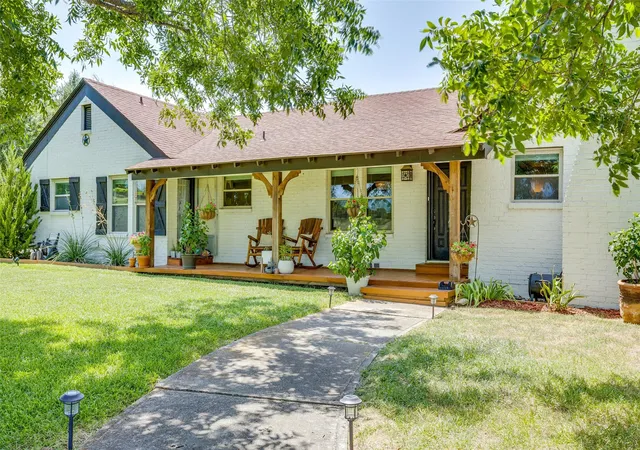 Photo 3 of Single family home for sale at 13800 Llano Dr, Weatherford, TX 76087 | MLS# 21337145 | Listing updated on 2026-10-03
