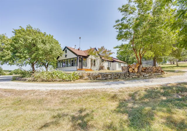 Photo 4 of Single family home for sale at 13800 Llano Dr, Weatherford, TX 76087 | MLS# 21337145 | Listing updated on 2026-10-03