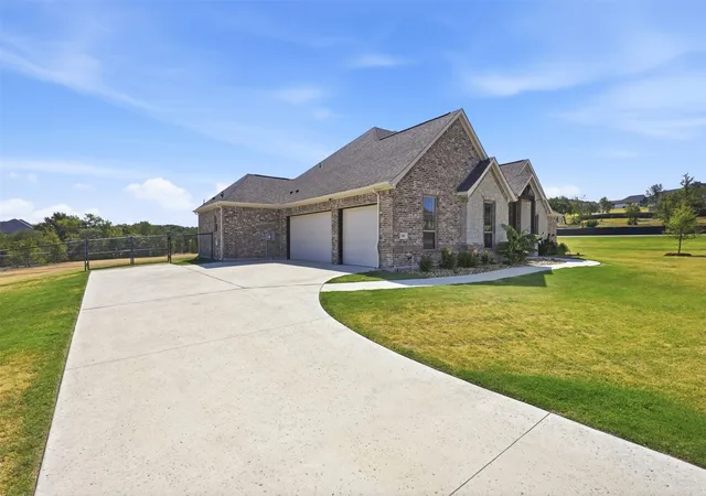 Photo 2 of Single family home for sale at 300 Spanish Oak Ct, Weatherford, TX 76085 | MLS# 21354847 | Listing updated on 2026-10-07