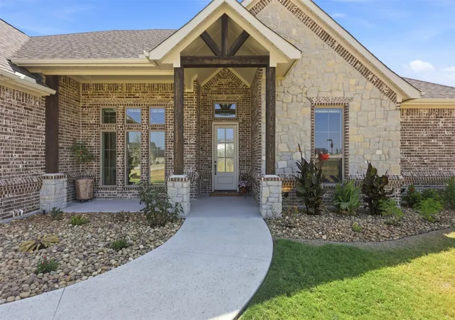 Photo 3 of Single family home for sale at 300 Spanish Oak Ct, Weatherford, TX 76085 | MLS# 21354847 | Listing updated on 2026-10-07