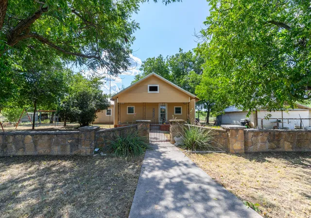 Single family home for sale at 832 Peyton St, Baird, TX 79504 | MLS# 21345686