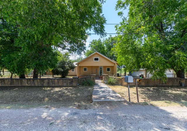 Photo 2 of Single family home for sale at 832 Peyton St, Baird, TX 79504 | MLS# 21345686 | Listing updated on 2026-09-10