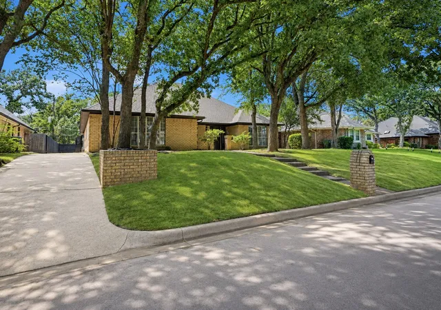 Photo 3 of Single family home for sale at 4504 Lake Park Dr, Arlington, TX 76016 | MLS# 21356196 | Listing updated on 2026-09-15