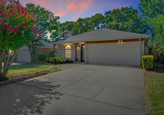 Single family home for sale at 5906 Santa Fe Dr, Arlington, TX 76017 | MLS# 21356567