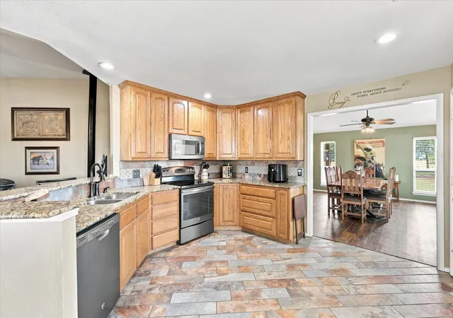 Photo 3 of Single family home for sale at 11555 Plainview Rd, Krum, TX 76249 | MLS# 21325436 | Listing updated on 2026-09-13