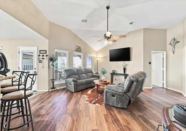 Photo 4 of Single family home for sale at 11555 Plainview Rd, Krum, TX 76249 | MLS# 21325436 | Listing updated on 2026-09-13