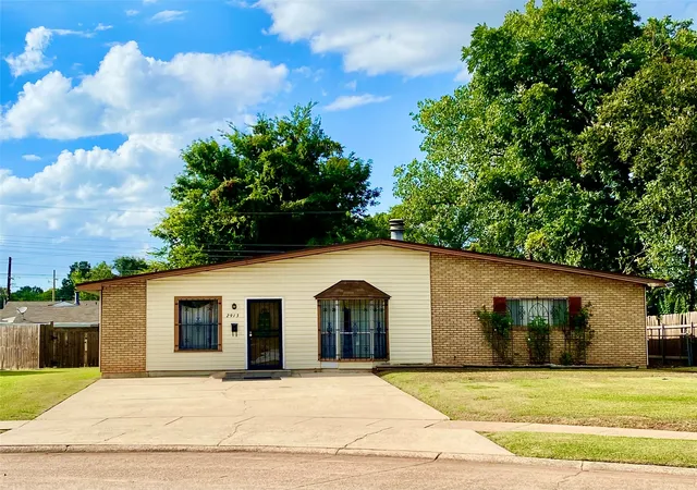 Photo 1 of Single family home for sale at 2913 Kirk Ln, Bossier City, LA 71112 | MLS# 21357217 | Listing updated on 2026-09-09
