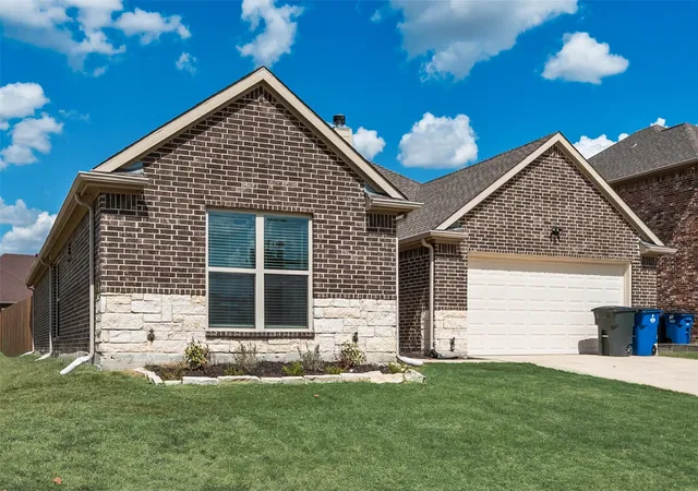 Photo 2 of Single family home for sale at 2808 Park St, Ennis, TX 75119 | MLS# 21349518 | Listing updated on 2026-09-09