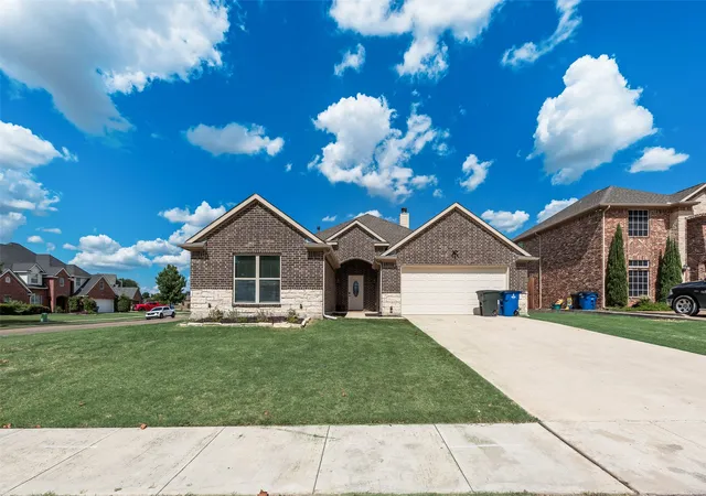 Photo 3 of Single family home for sale at 2808 Park St, Ennis, TX 75119 | MLS# 21349518 | Listing updated on 2026-09-09