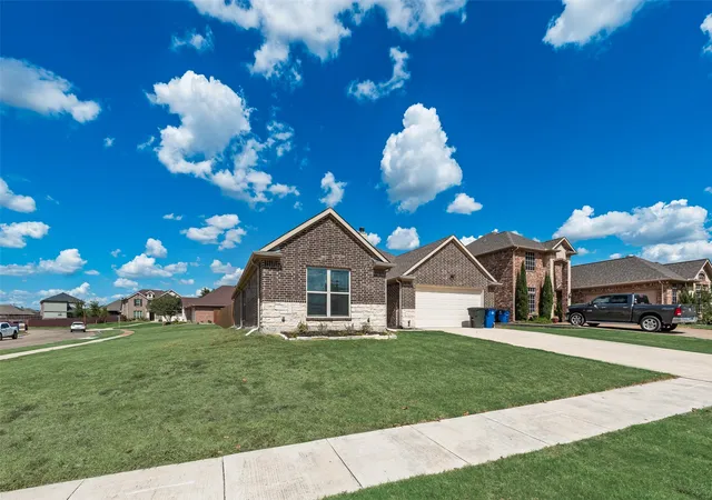 Photo 3 of Single family home for sale at 2808 Park St, Ennis, TX 75119 | MLS# 21349518 | Listing updated on 2026-09-09