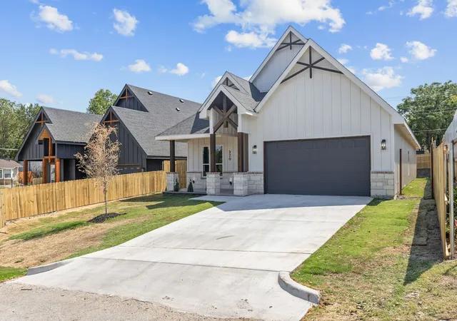 Photo 2 of Single family home for sale at 3203 Nw 33rd St, Fort Worth, TX 76106 | MLS# 21357315 | Listing updated on 2026-09-08
