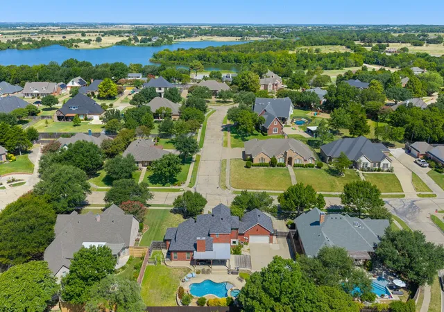 Photo 3 of Single family home for sale at 1907 Clearview Dr, Ennis, TX 75119 | MLS# 21356905 | Listing updated on 2026-09-14