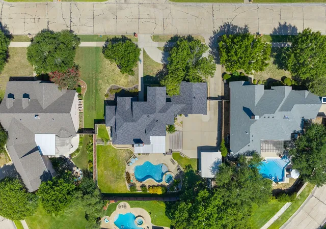 Photo 4 of Single family home for sale at 1907 Clearview Dr, Ennis, TX 75119 | MLS# 21356905 | Listing updated on 2026-09-14