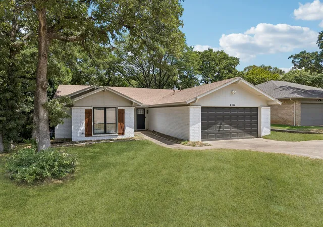 Photo 2 of Single family home for sale at 4311 Rockwood Trl, Arlington, TX 76016 | MLS# 21356693 | Listing updated on 2026-09-11