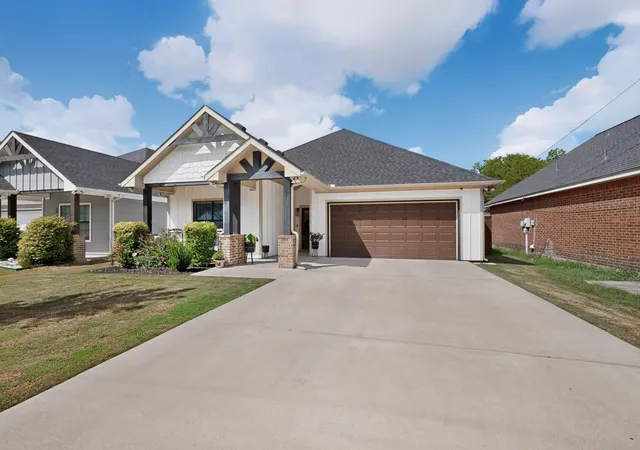 Photo 1 of Single family home for sale at 2155 Aldridge St, Waxahachie, TX 75165 | MLS# 21356562 | Listing updated on 2026-10-07