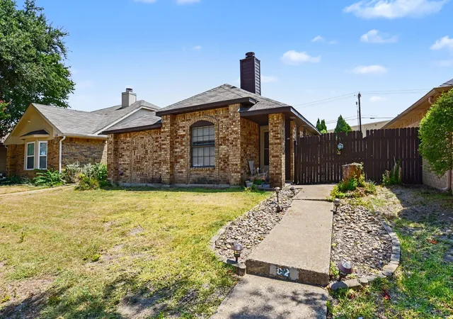 Photo 3 of Single family home for sale at 1024 Old Barn Ln, Mesquite, TX 75149 | MLS# 21352642 | Listing updated on 2026-09-14