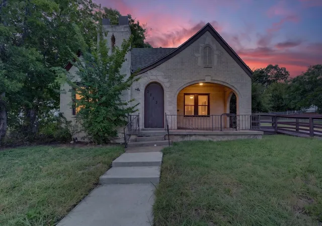 Photo 1 of Single family home for sale at 2813 E E Rosedale St, Fort Worth, TX 76105 | MLS# 21357342 | Listing updated on 2026-10-05