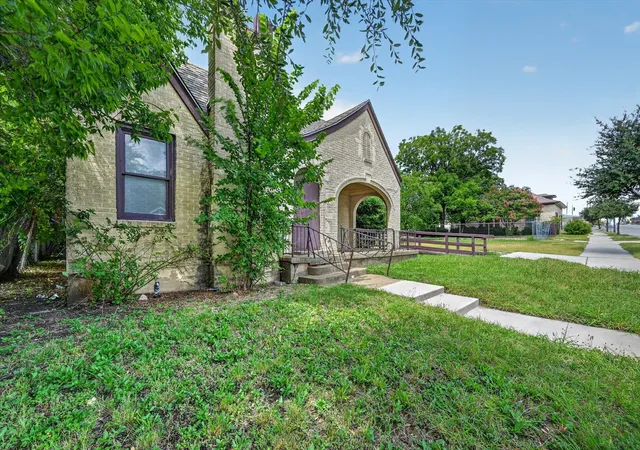 Photo 2 of Single family home for sale at 2813 E E Rosedale St, Fort Worth, TX 76105 | MLS# 21357342 | Listing updated on 2026-10-05