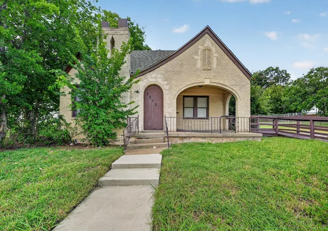 Photo 3 of Single family home for sale at 2813 E E Rosedale St, Fort Worth, TX 76105 | MLS# 21357342 | Listing updated on 2026-10-05