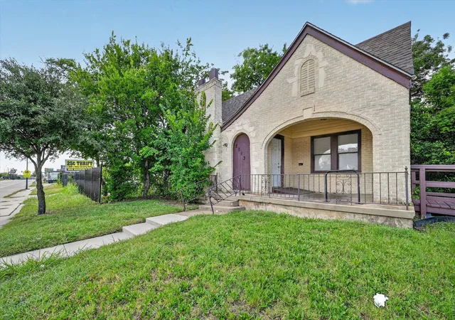 Photo 3 of Single family home for sale at 2813 E E Rosedale St, Fort Worth, TX 76105 | MLS# 21357342 | Listing updated on 2026-10-05