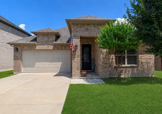 Photo 1 of Sale Pending at 10324 Lakemont Dr, Fort Worth, TX 76131 | MLS# 21355451 | Listing updated on 2026-09-11