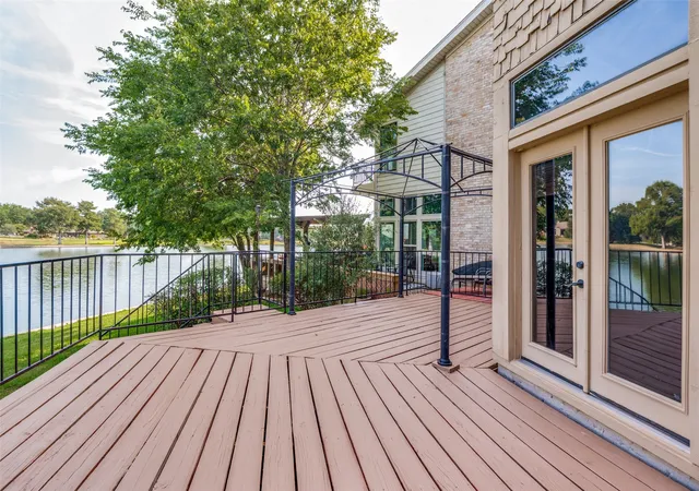 Photo 2 of Townhouse for sale at 9 Country Lake Dr, Carrollton, TX 75006 | MLS# 21357216 | Listing updated on 2026-09-28