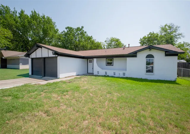 Photo 2 of Single family home for sale at 224 Southway Dr, Fort Worth, TX 76140 | MLS# 21357774 | Listing updated on 2026-09-11