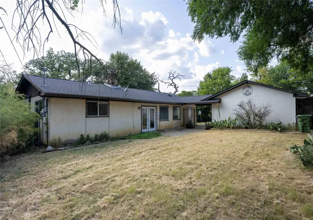Photo 3 of Single family home for sale at 112 Oaktree Dr, Lewisville, TX 75077 | MLS# 21357318 | Listing updated on 2026-09-11
