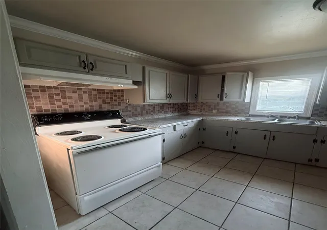 Photo 3 of Single family home for sale at 2951 Poland St, Shreveport, LA 71103 | MLS# 21350761 | Listing updated on 2026-09-15