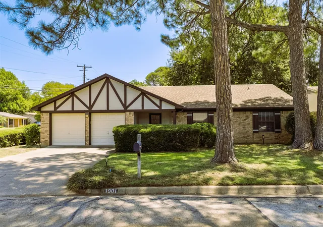 Photo 2 of Sale Pending at 1901 Alston St, Arlington, TX 76013 | MLS# 21356895 | Listing updated on 2026-09-11