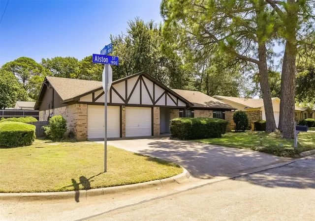 Photo 3 of Sale Pending at 1901 Alston St, Arlington, TX 76013 | MLS# 21356895 | Listing updated on 2026-09-11
